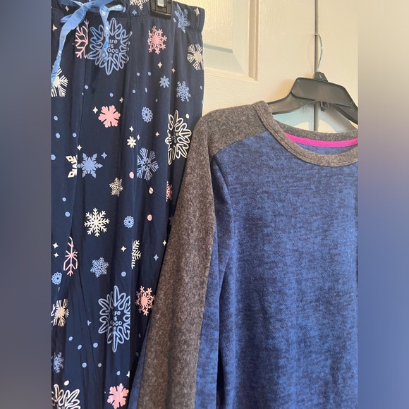 2 Pc PJ Set❄️ Life is Good Blue Snowflake❄️ Pants & Soft, Fleece Blue & Gray Top - Picture 2 of 11